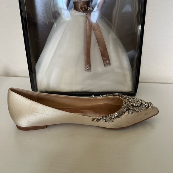 Badgley Mischka Beige/ Silver Beaded Flats Sz 8 - Picture 2 of 6